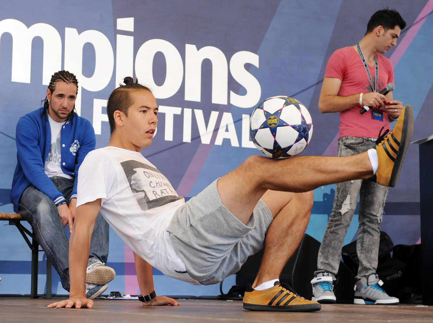 Philip Warren Gertsson performing at 2013 World Freestyle Football Championships under the watchful gaze of Séan Garnier.