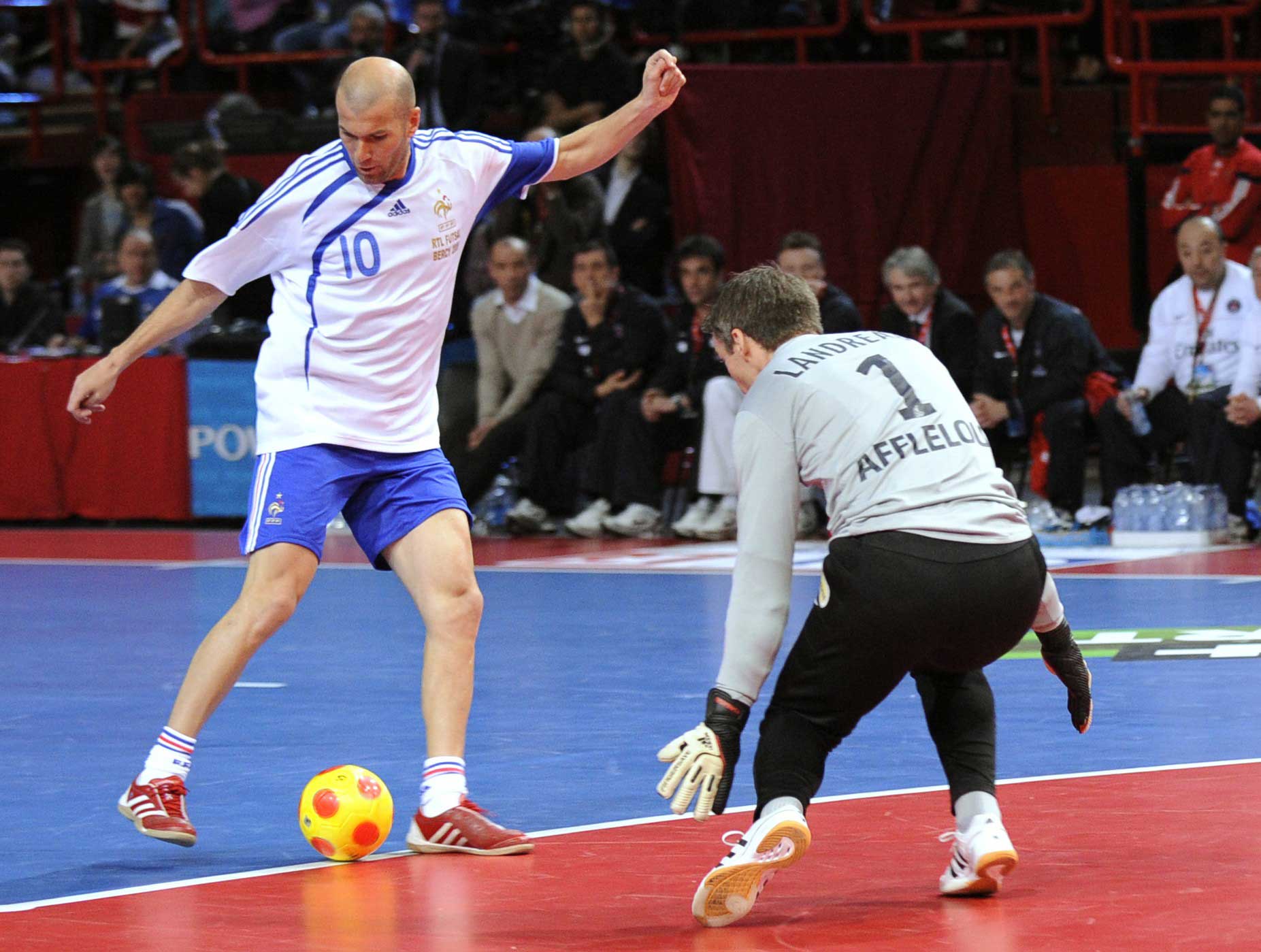 Zinedine Zidane Shows Off His Futsal Moves Urban Pitch