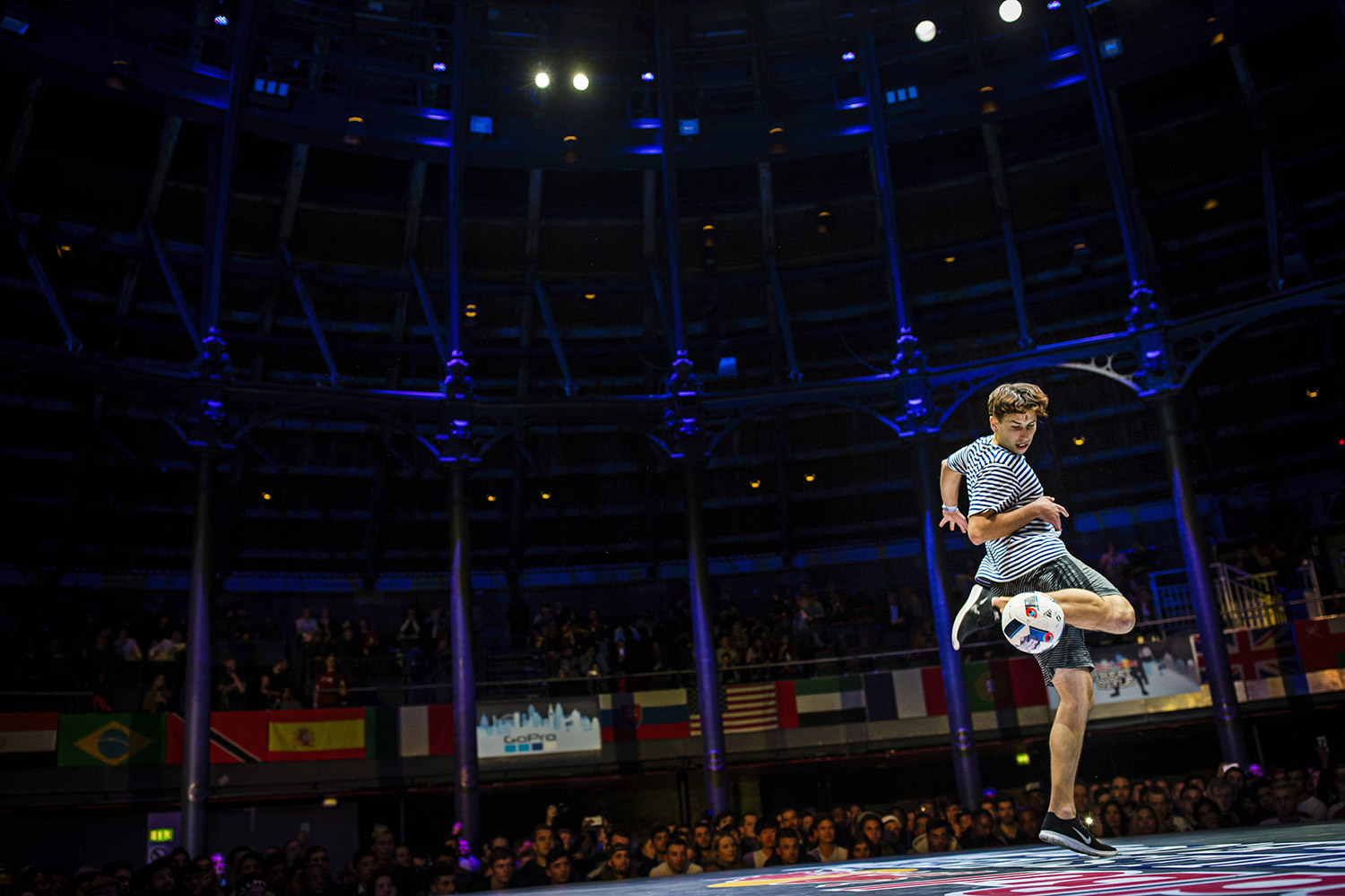 Daniel Dennehy of Ireland competes during the finals of the freestyle football world championship Red Bull Street Style in London, United Kingdom on November 8, 2016 // Samo Vidic/Red Bull Content Pool // AP-1Q44MTHK51W11 // Usage for editorial use only // Please go to www.redbullcontentpool.com for further information. //