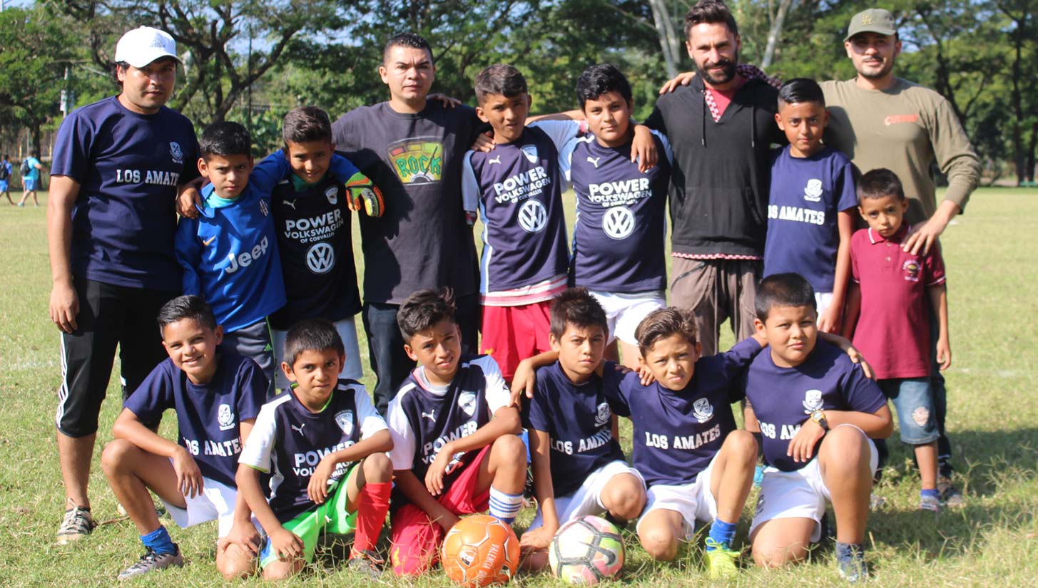 Los Angeles football program helps kids in underserved communities