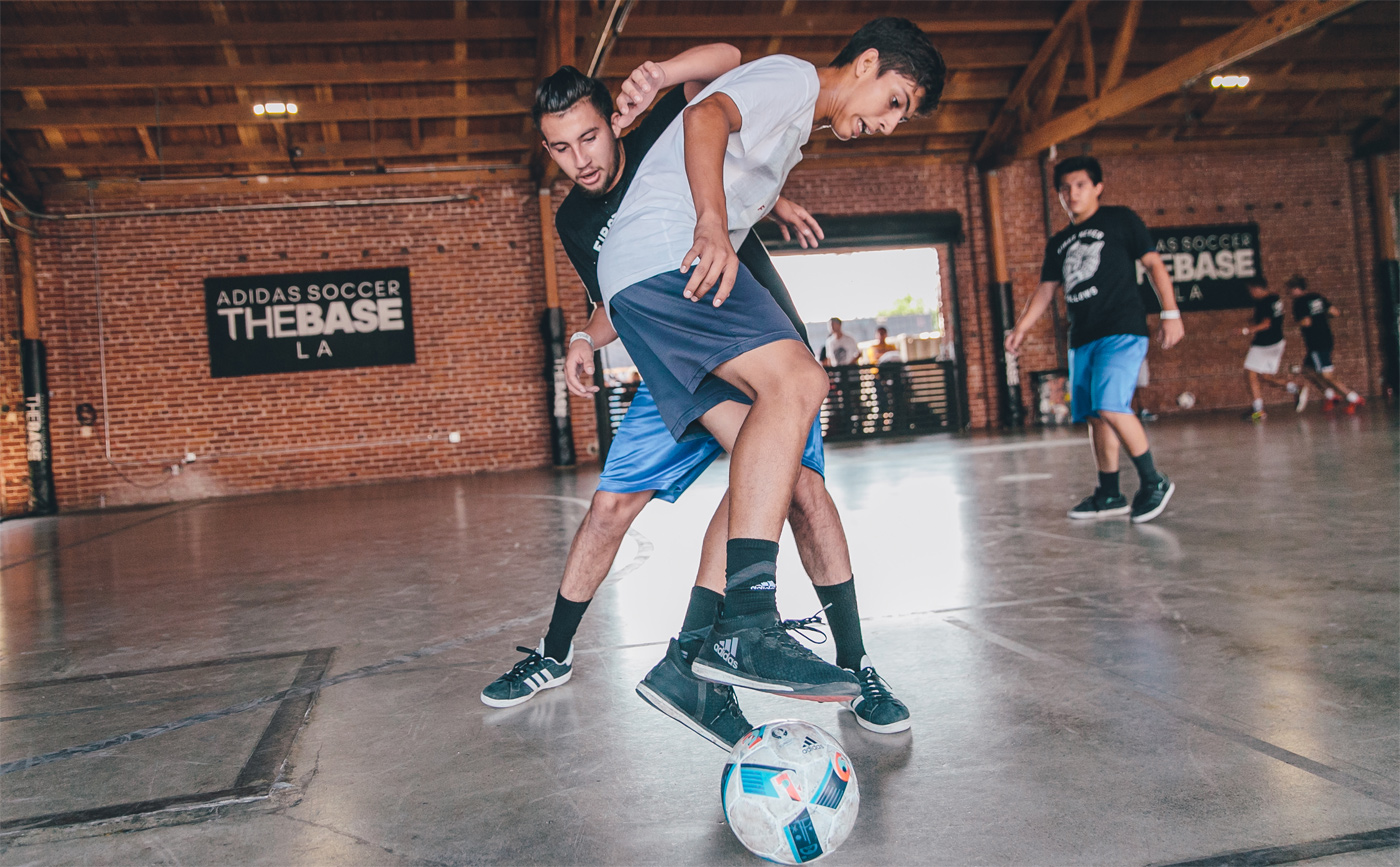 Адидас улица. Adidas Streetball. Уличный футбол. Adidas уличный футбол. Стрит футбол адидас.